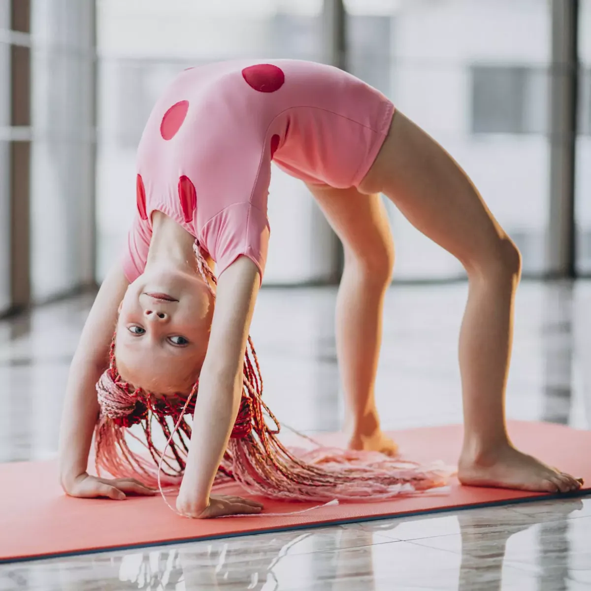 Niña haciendo un arco con la espalda