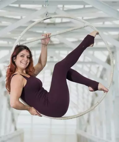 Mujer subida en un aro de acrobacias