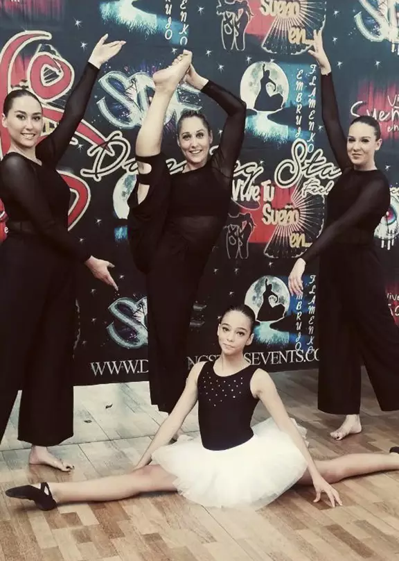 Niñas haciendo varias posturas de baile
