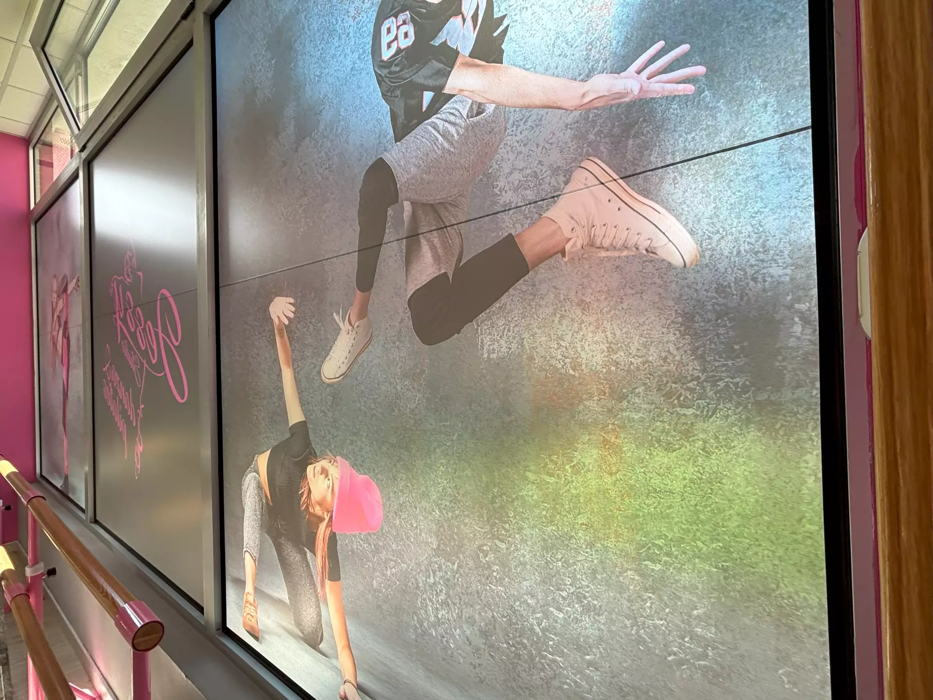 Detalle de la imagen instalada en una cristalera con dos personas bailando Hip-Hop