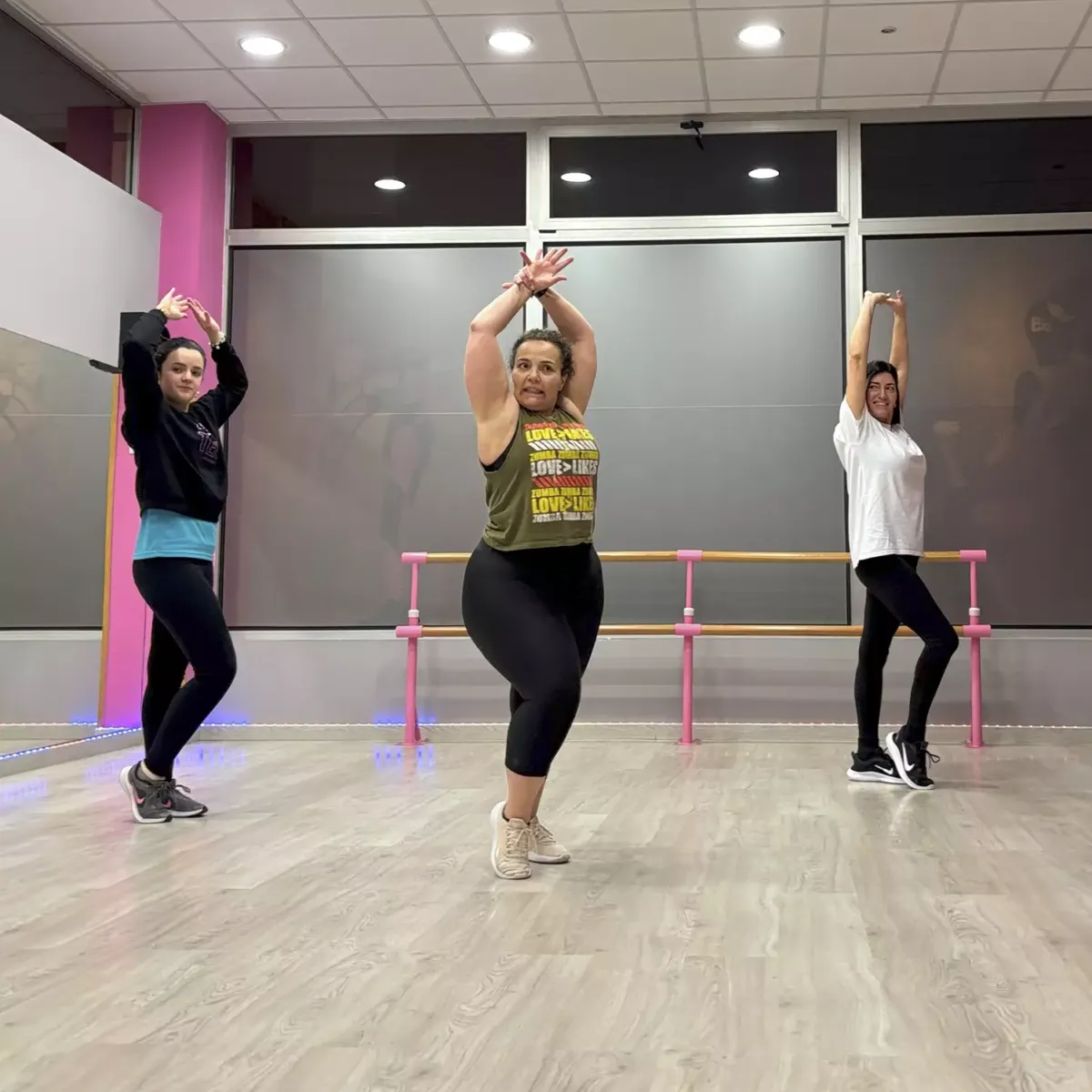 Tres mujeres bailando