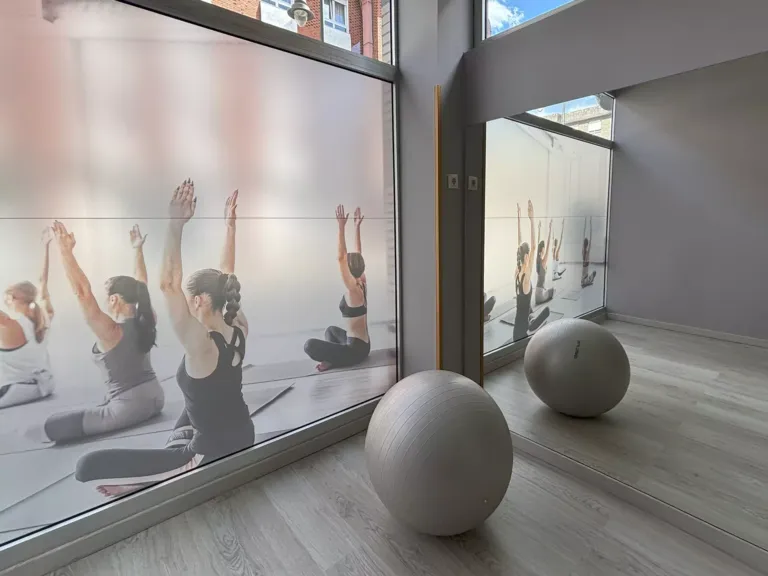 Pelota de pilates junto a panel de la cristalera