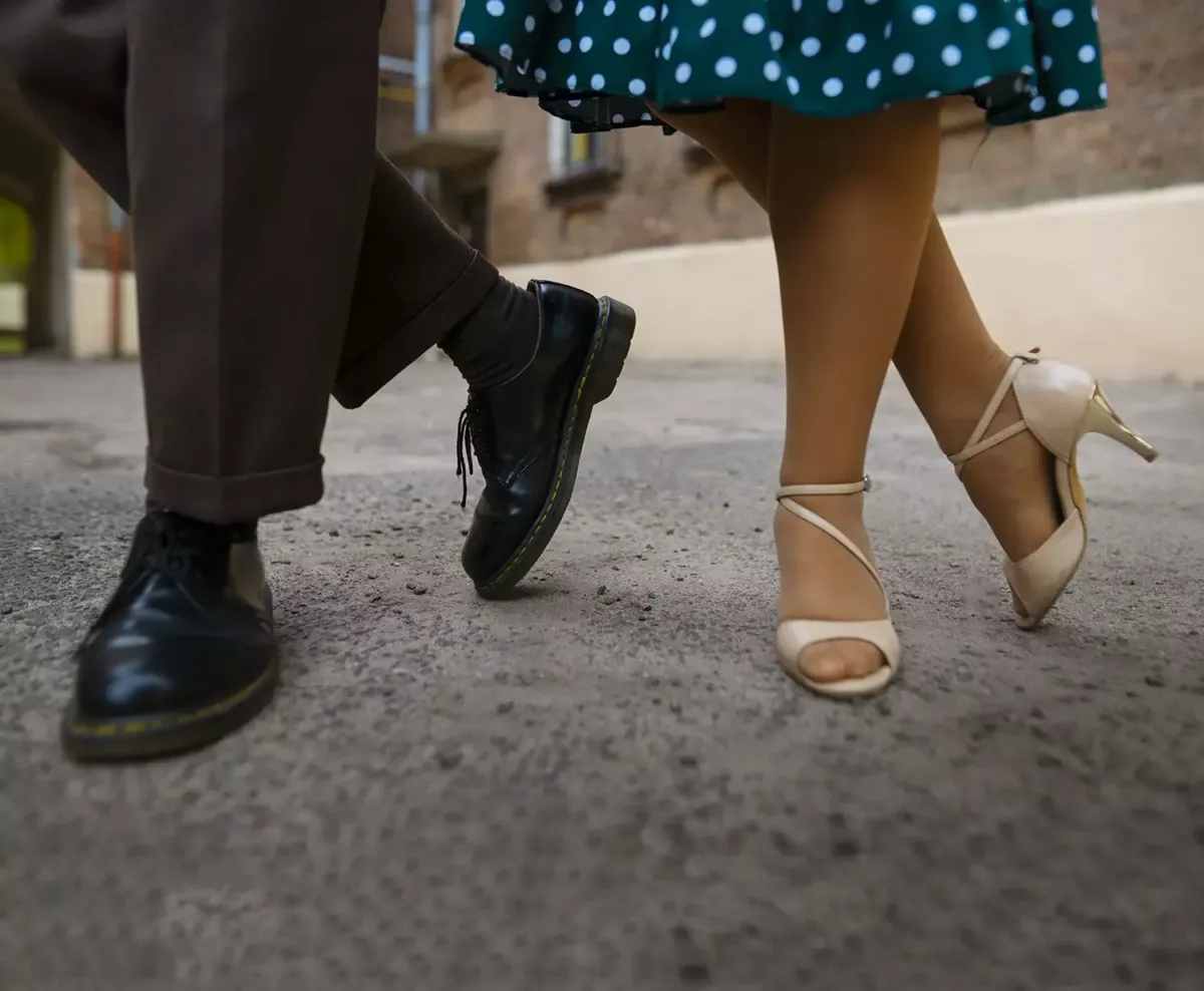 Pies de una pareja mientras bailan